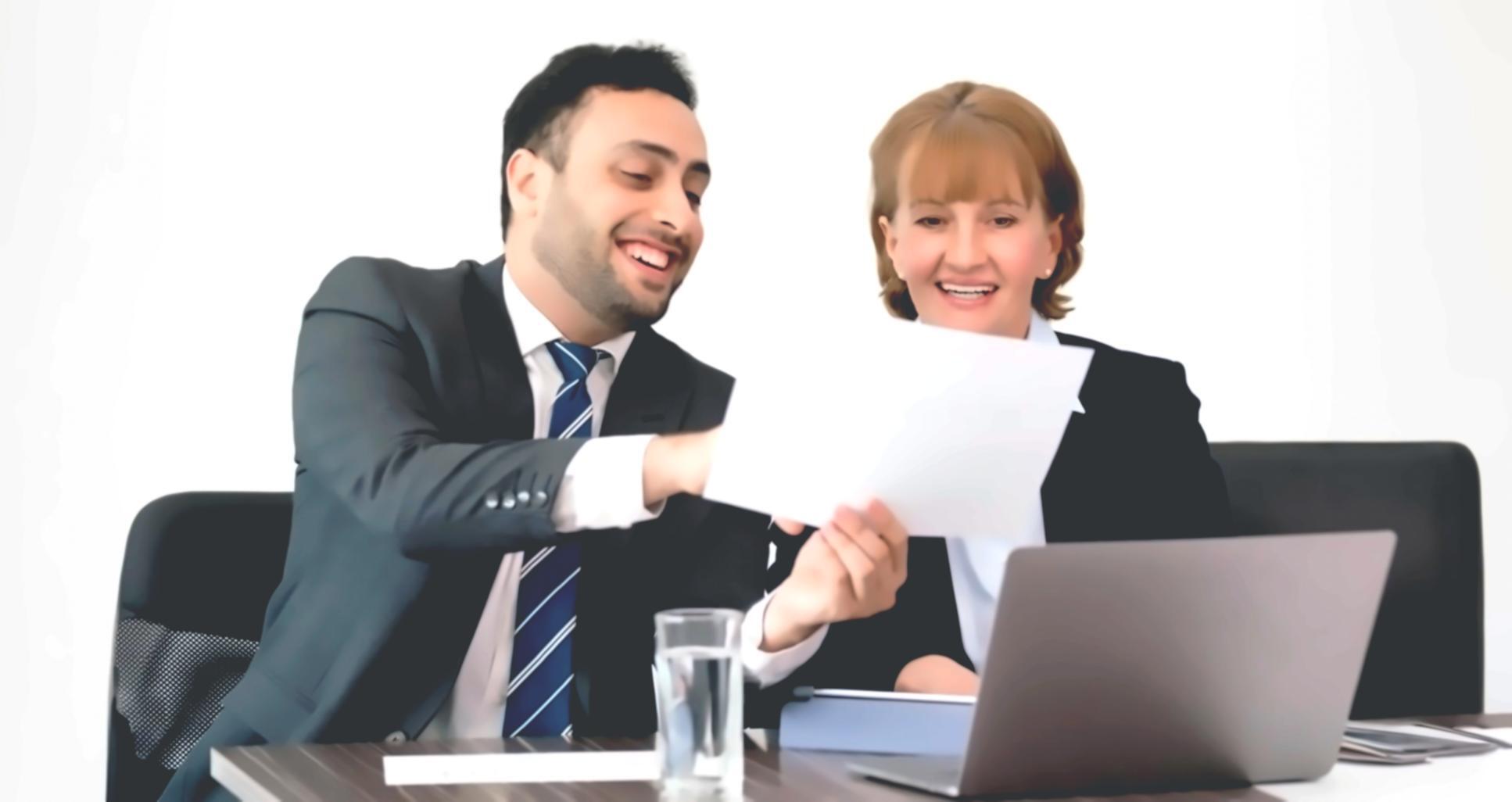Teilnehmer arbeiten gemeinsam an Kostenanalysen in einem Workshop